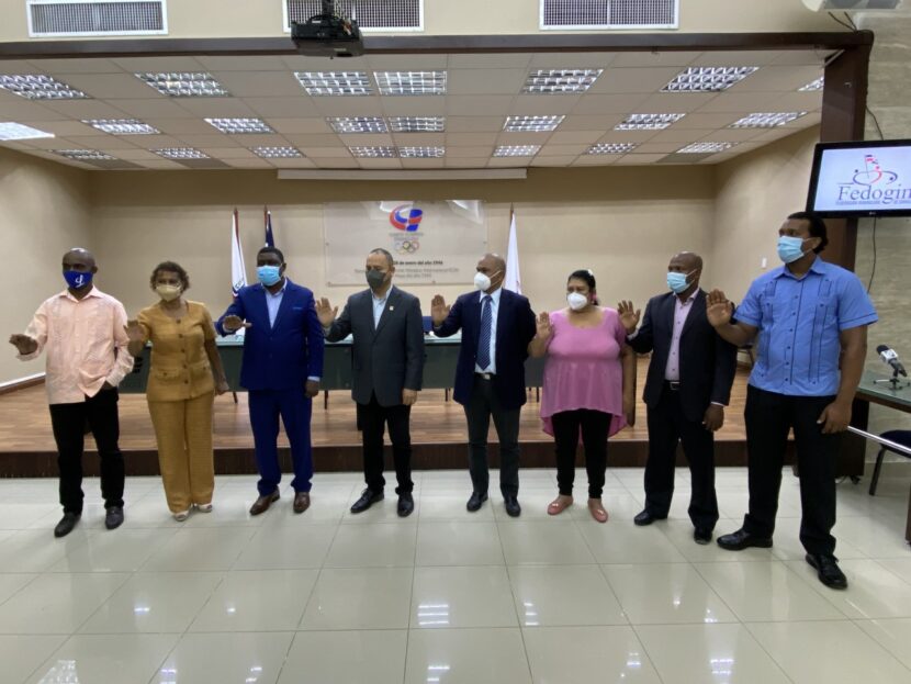 El ingeniero Edwin Rodríguez, junto a los nuevos miembros del comité ejecutivo de la Fedogim.