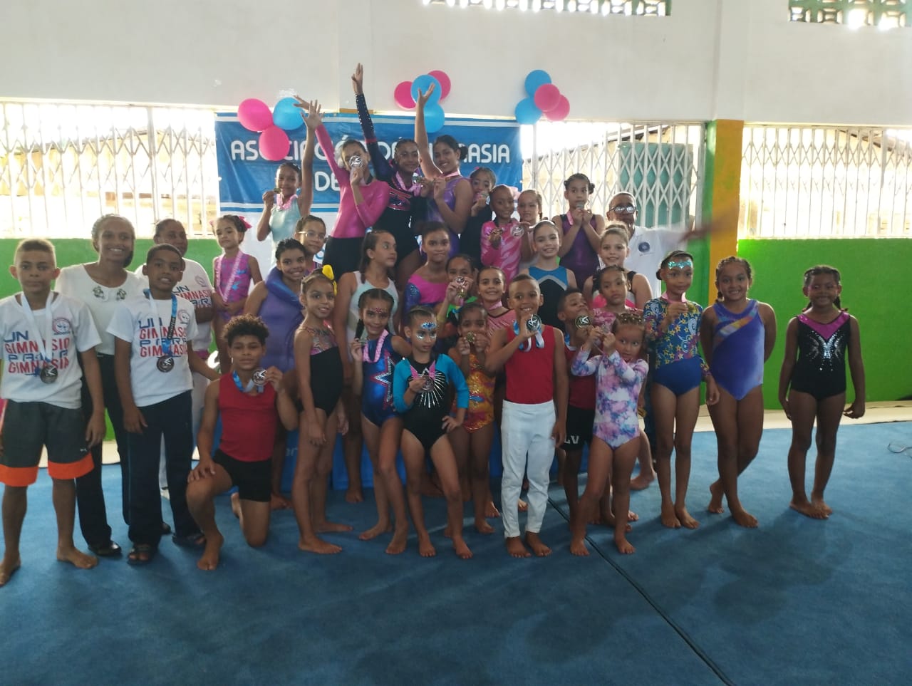 Los infantiles que participaron en el torneo de gimnasia de La Vega.